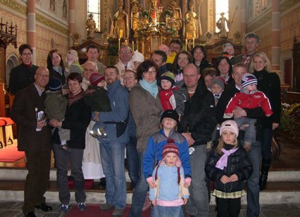 Täuflinge mit ihren Verwandten, Dechant Pater Paul, Pfarrer Hofer Peter, Sozialausschuss PGR Klettner Marlies